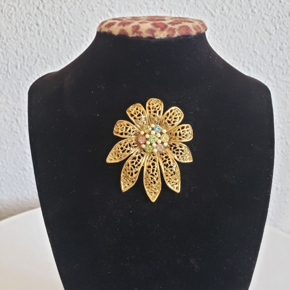 #Vtg  BSK Gold Tone Flower w/ Seed Pearls & Rhinestones Center Brooch  2"x2.5"